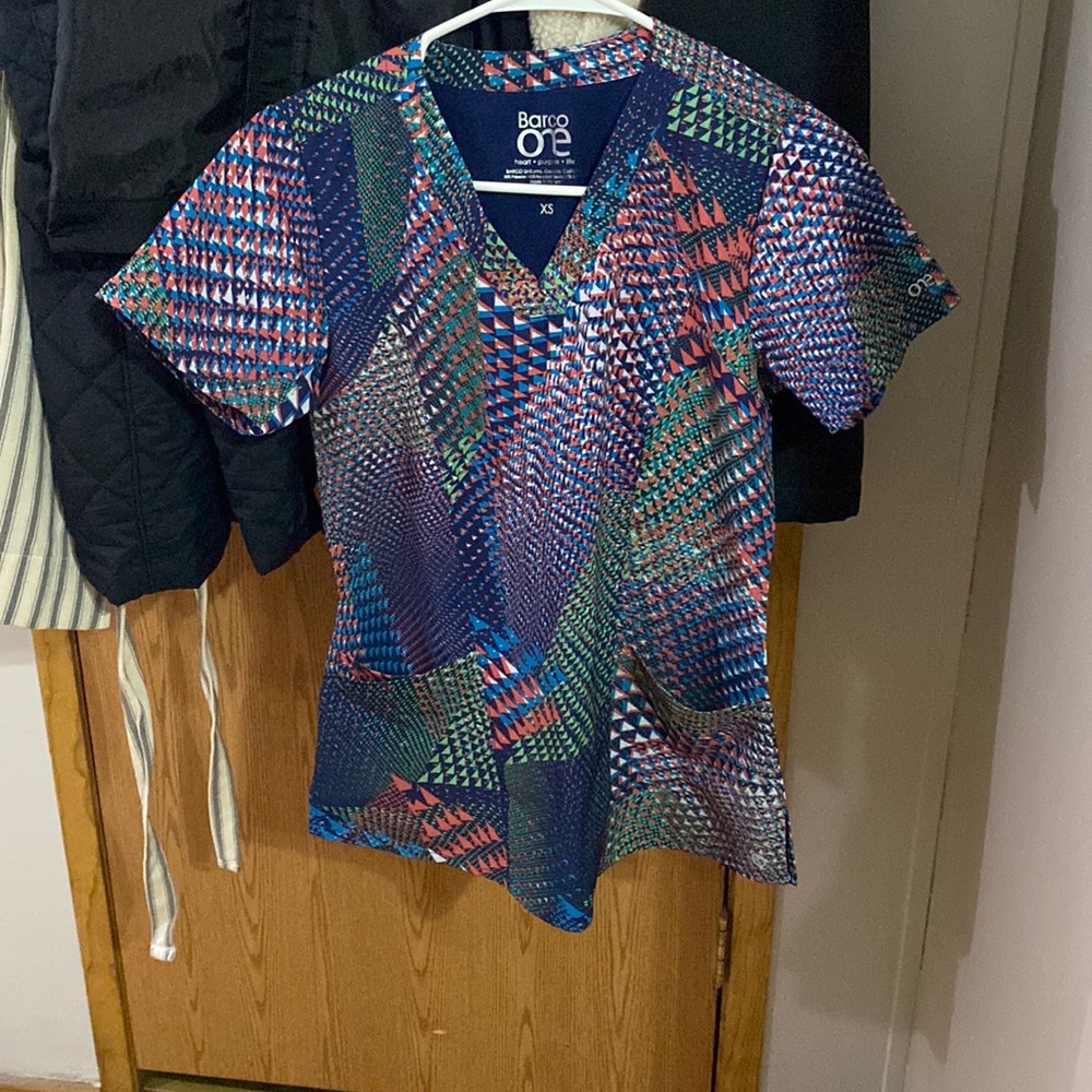 Barco one scrub top geometric design xs never worn